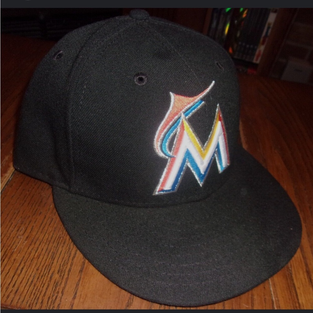 New Era 39Thirty Miami Marlins Hat Cap Fitted Size M-L, Black